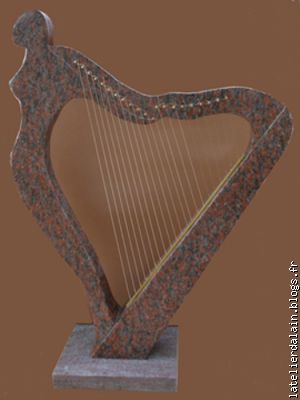 LA HARPE  (granit; h=113cm;L=85cm; 60kg)