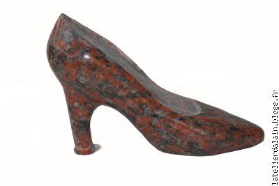 L'escarpin de Cendrillon ( granit ; l=25cm ; 1,6kg)